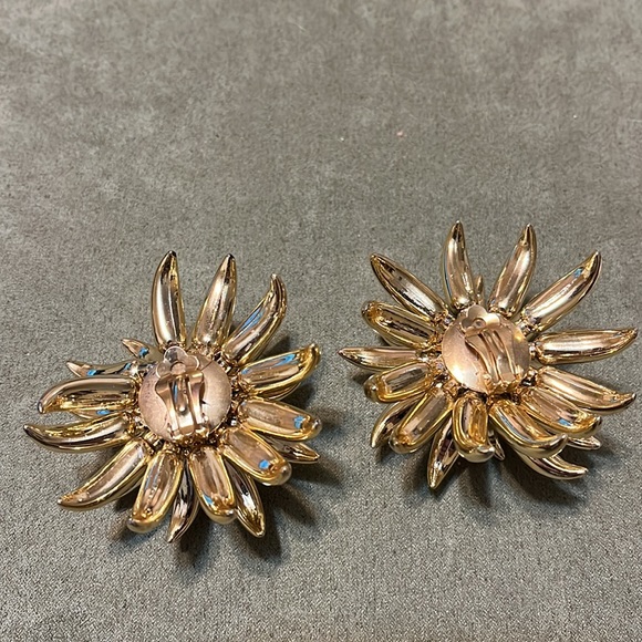 ✨ 3/$15 ✨ Large Gold Flower Statement Earrings - Picture 2 of 3